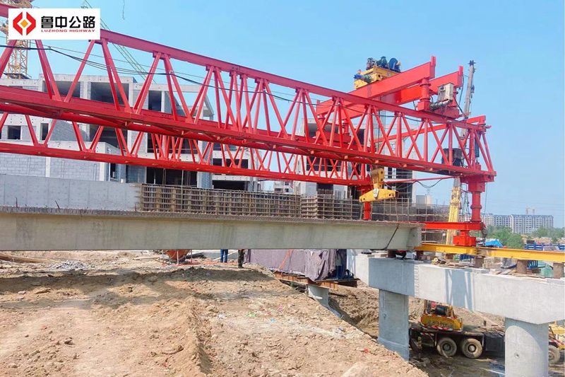 市政工程公司華僑城規劃路首片箱梁架設成功