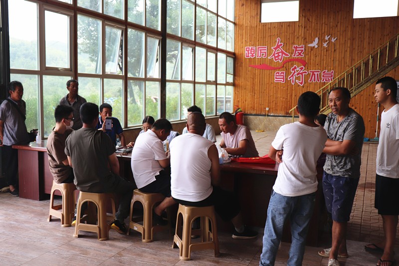 臨臨高速六標邀請威海市商業銀行工作人員為 新進場農民工工友辦理工資卡