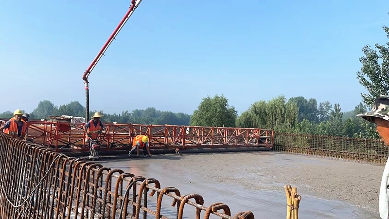 郯城G205項目白馬河大橋橋面鋪裝首件順利完成