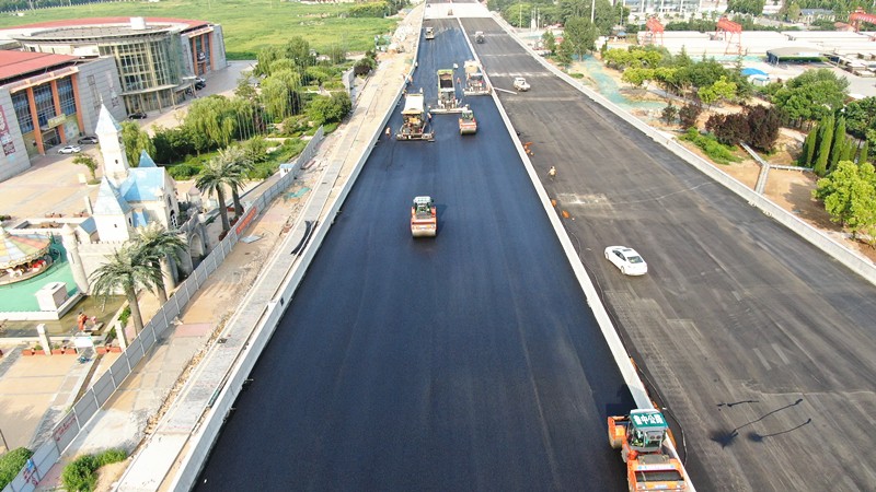 淄博市城市快速路網昌國路項目橋面瀝青中面層首件試鋪順利完成