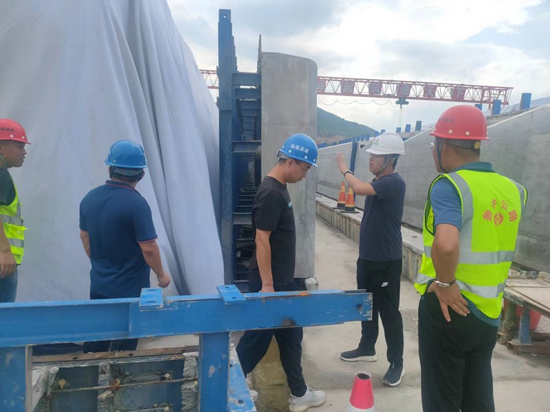 中莊綜合場站進行梁板檢查_副本 中莊綜合場站進行梁板檢查_副本
