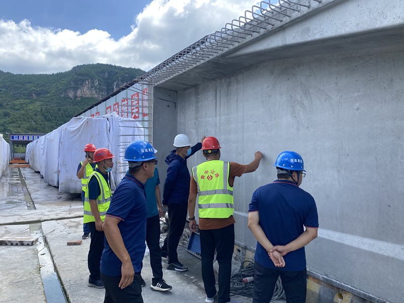 臨臨高速項目辦、總監辦領導蒞臨 臨臨高速六標現場督促施工 加快工程進度