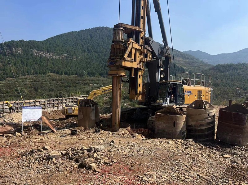 臨臨高速六標上跨瓦日鐵路轉體橋首鉆開工大吉