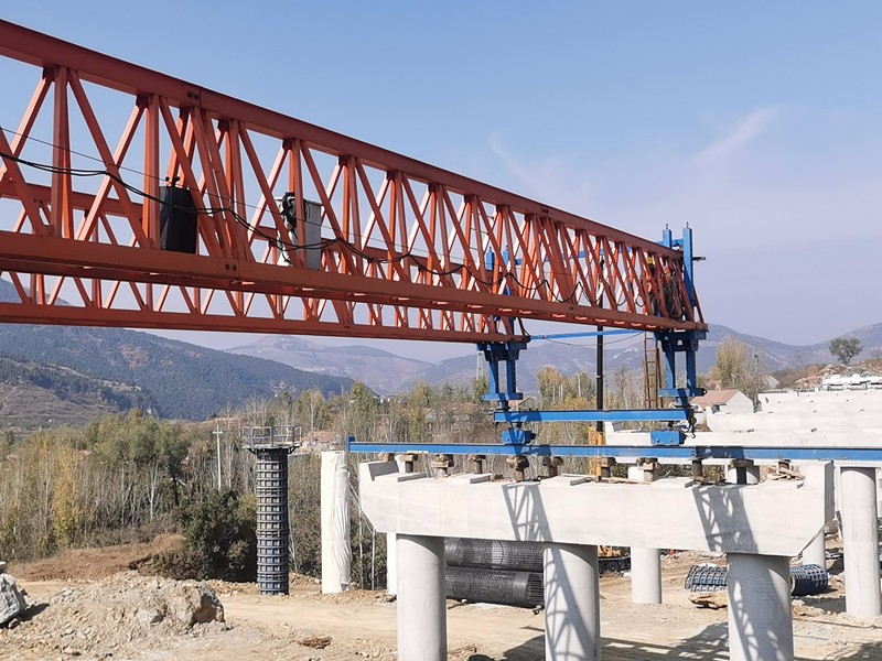臨臨高速六標石溝大橋完成首梁架設