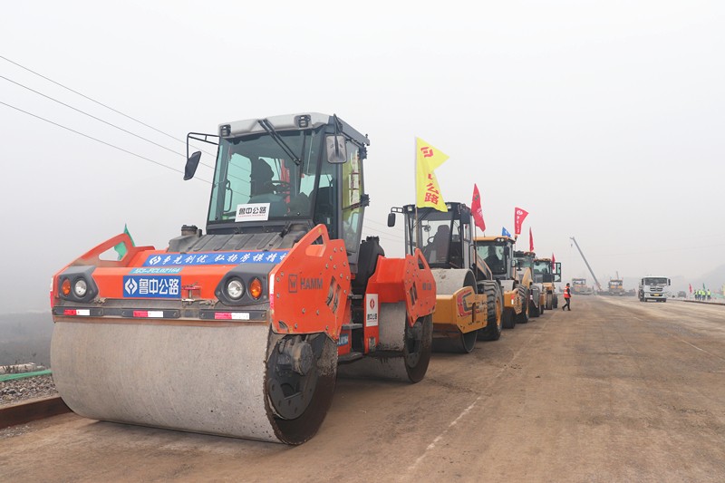 排放整齊的機械設備_副本 排放整齊的機械設備_副本