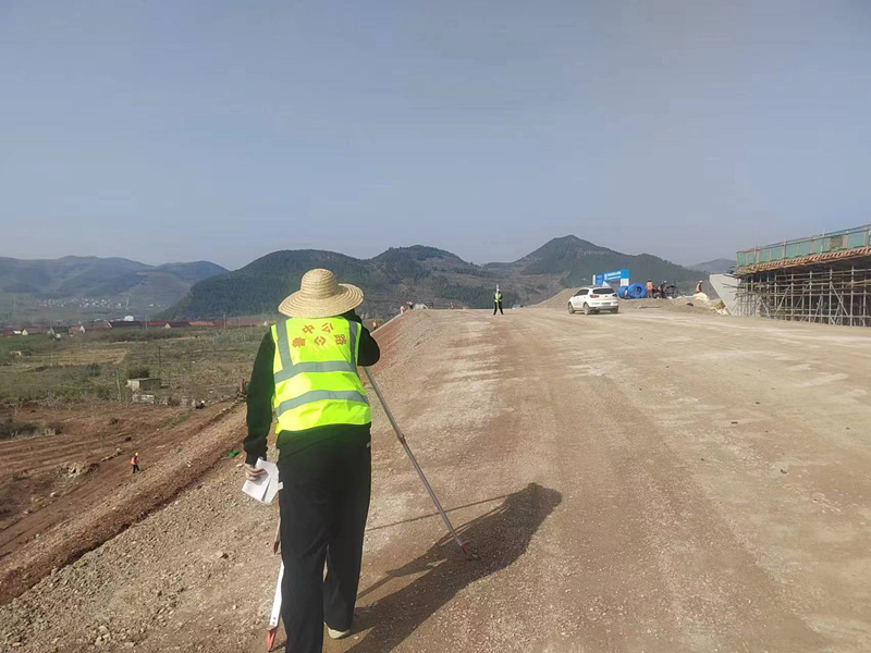 臨臨項目水穩底基層試驗路施工在沂源南互通C匝道順利展開
