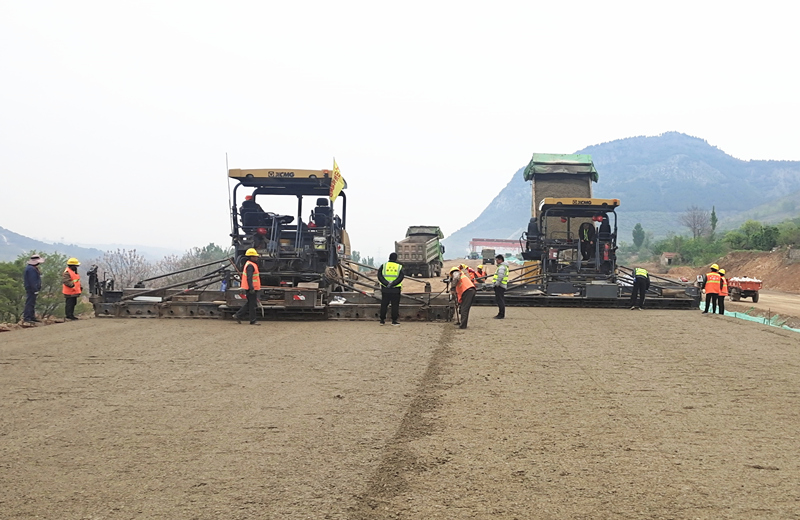 機械化施工公司臨臨高速路面工程工程動態