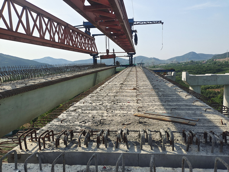 臨臨六標瓦日鐵路橋首片梁架設