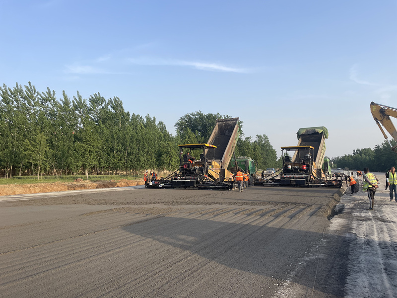 郯城G205項目主線水穩攤鋪全部完成