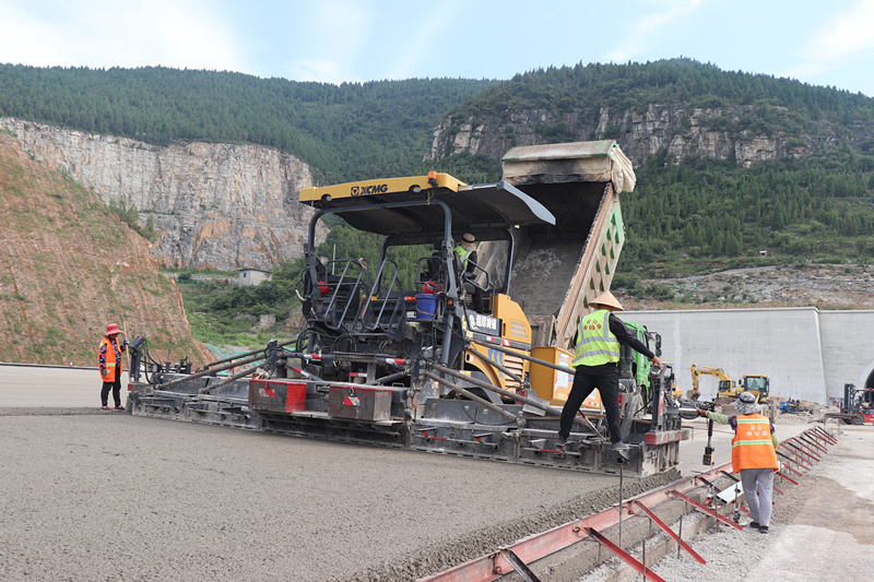 臨臨高速六標路面施工如火如荼