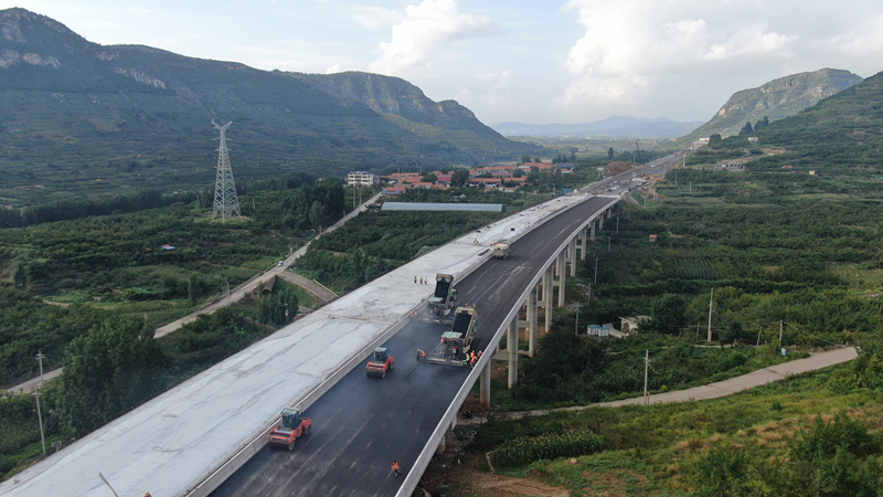 臨臨高速六標首件瀝青砂結構層在北安樂村大橋順利鋪設