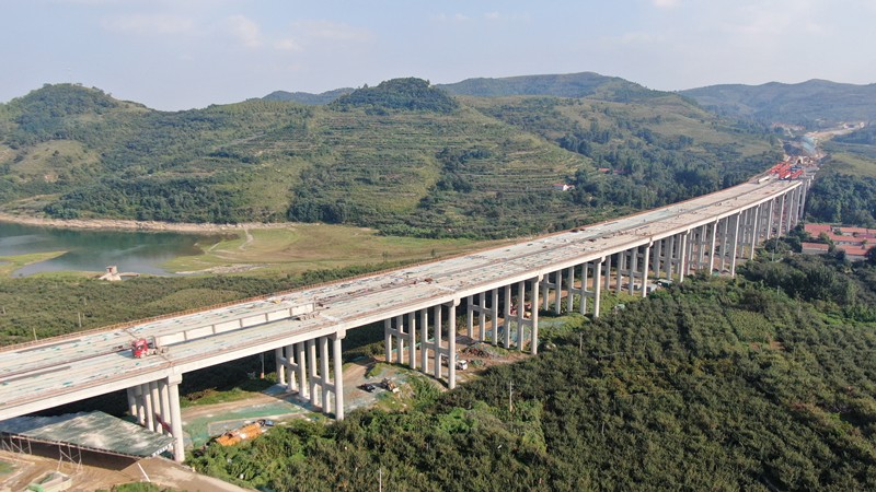 臨臨高速項目翟家莊大橋T梁順利架設完畢