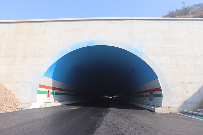 洞內可見“藍天”——記虎山隧道洞內裝飾