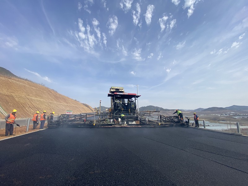 臨臨高速六標段右幅柔性基層、下面層全線貫通
