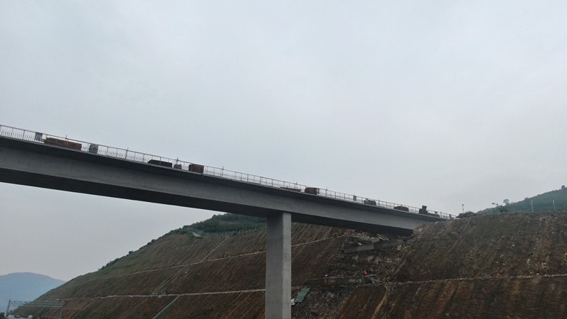 K116+300.463天橋現澆箱梁支架順利拆除完畢