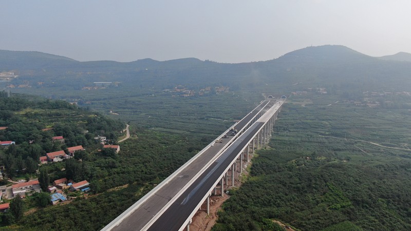 臨臨項目馬莊河大橋防撞護欄順利完成