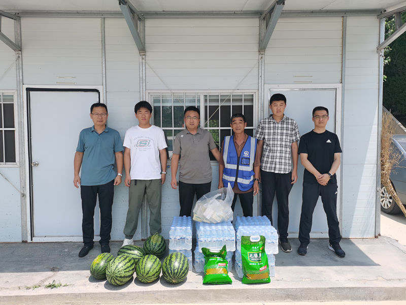 夏季送清涼、慰問暖人心---公司領導慰問煙臺快速路一線職工