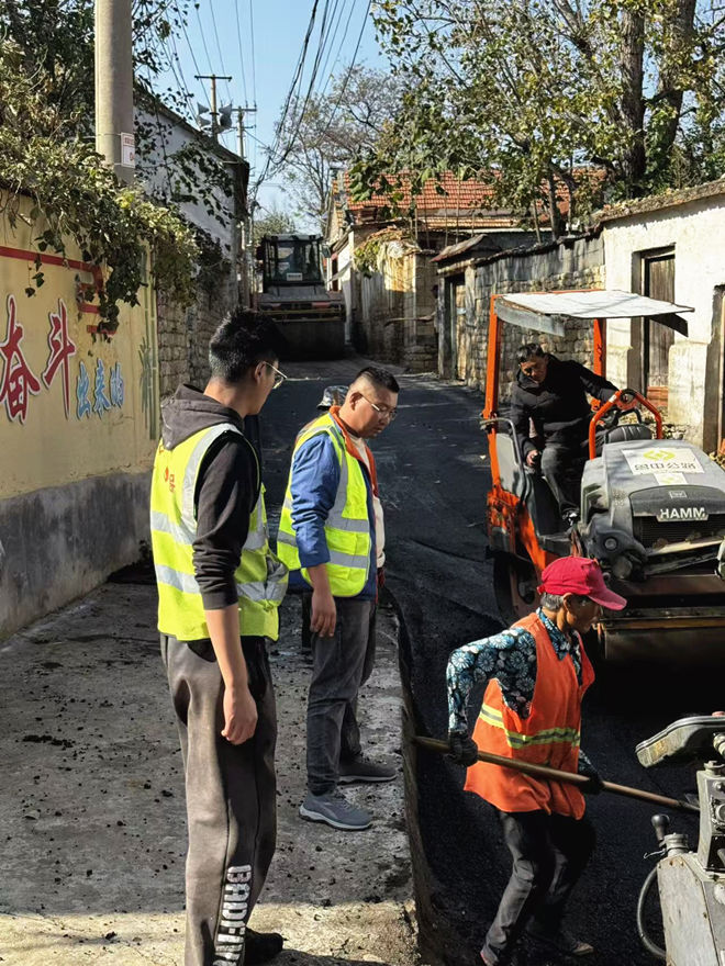 昔日英雄地，今朝坦途通——機械化施工公司為劉家臺“抗日模范村”義務修繕通村主路