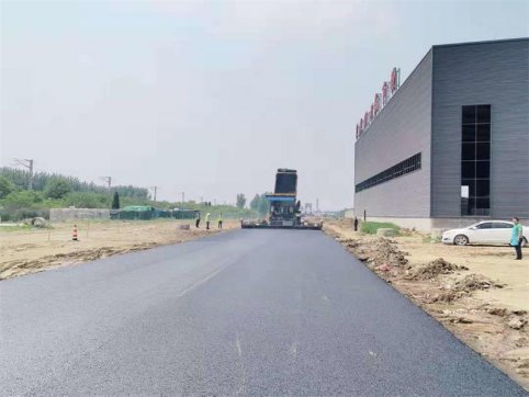 第二工程公司李莊項(xiàng)目劉楊路全線瀝青攤鋪順利完成