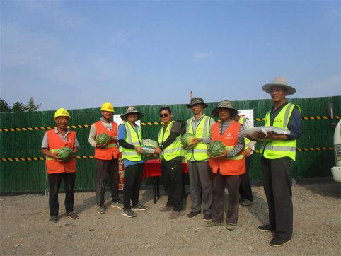 第二工程公司第二項目部組織“講關懷、送清涼”活動