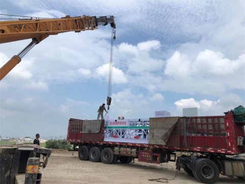 第二工程公司第一項目部壽平鐵路公鐵立交橋橋面鋪裝作業(yè)正式拉開序幕