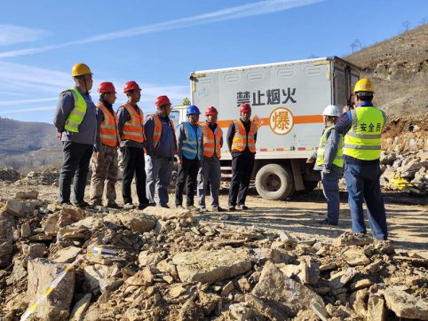 臨臨六標三分部順利完成首次爆破施工