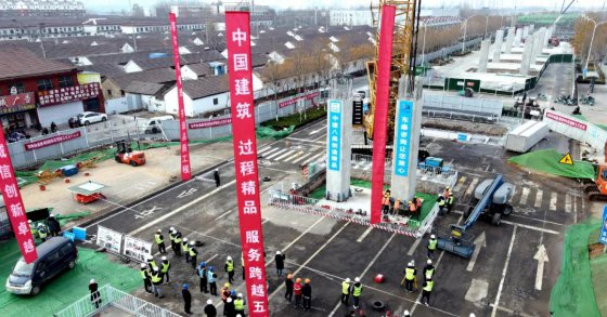 再提速！淄博市城市快速路網(wǎng)一期工程四標(biāo)段寶山路項(xiàng)目首根預(yù)制立柱吊裝完成