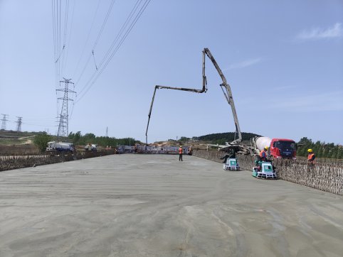 第五區域項目部完成首件橋面鋪裝工程施工